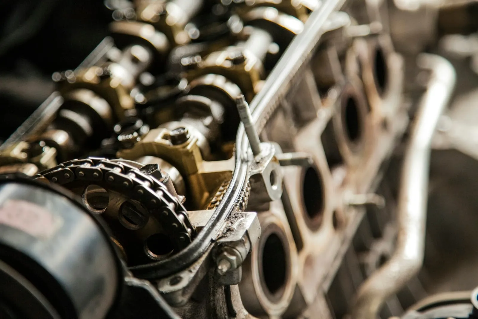Geöffneter Motor mit Steuerkette und Nockenwelle bei der Instandsetzung