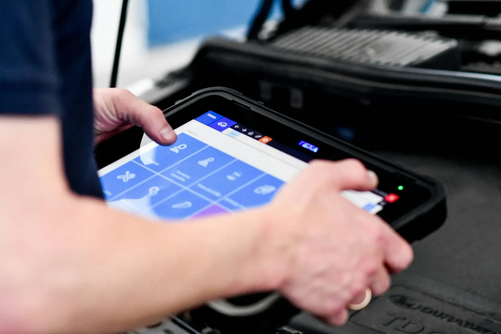 Fahrzeugdiagnose mit dem Tablet am Motor zur Auslese des Fehlerspeichers