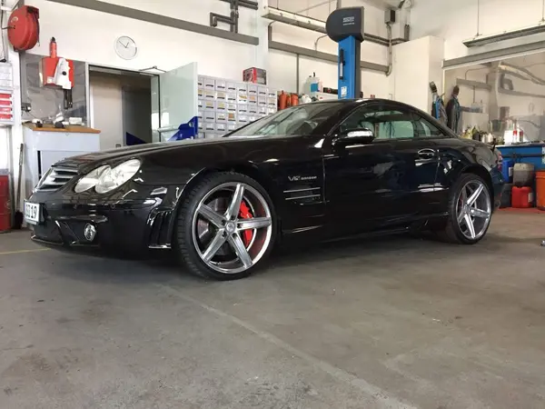 Schwarzer Mercedes-Benz SL V12 Biturbo R230 in der ACL-Werkstatt