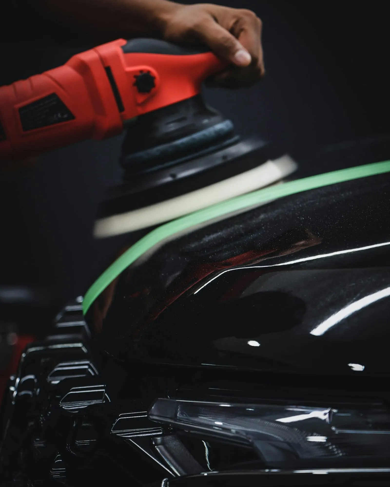 Politur einer lackierten Fläche bei der Smart-Repair-Reparatur eines Kratzers
