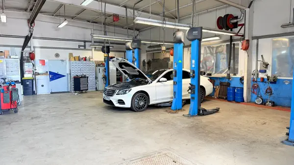Übersicht der ACL-Werkstatthalle mit Mercedes S-Klasse und Hebebühnen